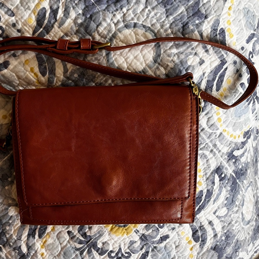 Beautiful International Concepts Leather crossbody handbag 🌺